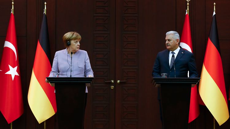 Angespannte Atmosphäre: Binali Yildirim und Angela Merkel bei ihrem letzten Treffen.