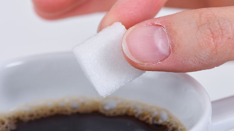 Mit "zuckerfreier Ernährung" ist meist der Verzicht auf Industriezucker und Fertigprodukte gemeint.