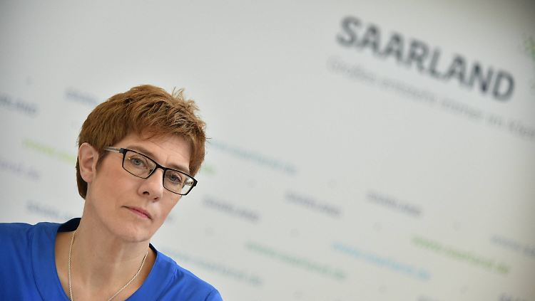 Annegret Kramp-Karrenbauer war mit dem Wagen unterwegs nach Berlin. 