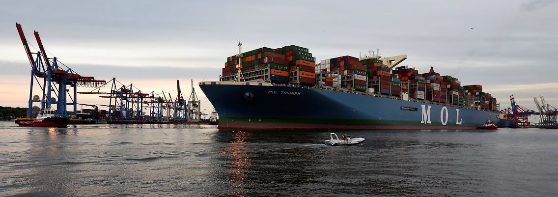 Die MOL Triumph im Hamburger Hafen