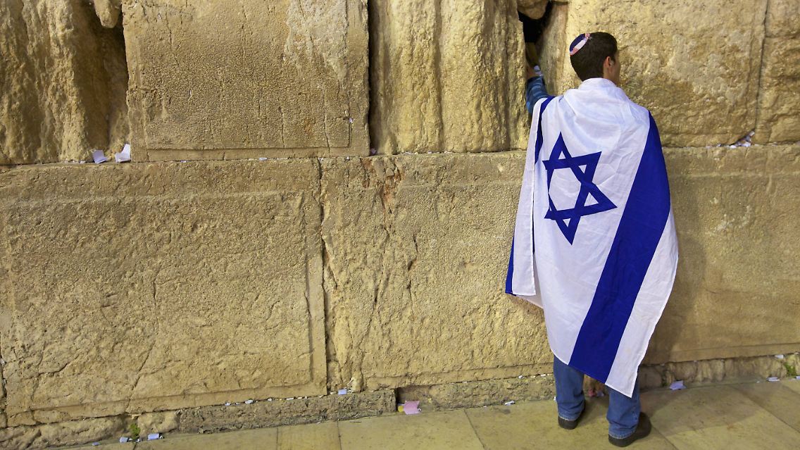 Die Klagemauer ist das wichtigste Heiligtum der Juden. Sie liegt im Ostteil Jerusalems, der von Israel besetzt gehalten wird.