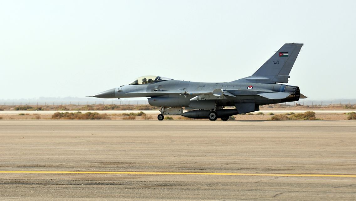 Ein jordanischer Jet auf der Muwaffak-Salti-Airbase in Jordanien.