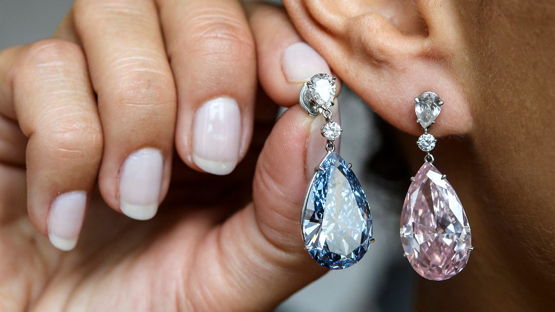 "Appollo Blue Diamond" und "Artemis Pink Diamond" heißen die beiden Ohrringe.