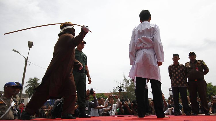 Amnesty International registriert immer mehr Fälle von öffentlichen Auspeitschungen in Indonesien.