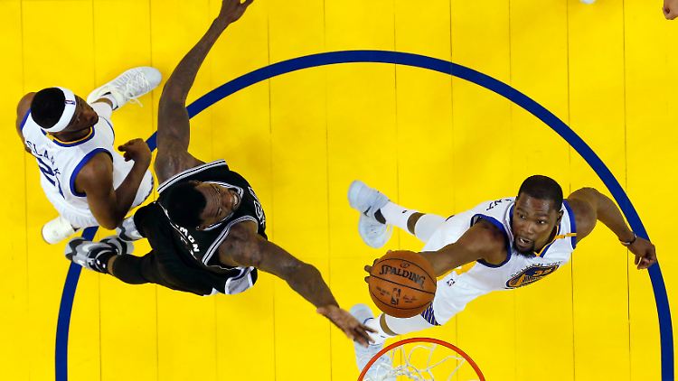 Kevin Durant (r.) und seine Golden State Warriors lassen den San Antonio Spurs keine Chance.