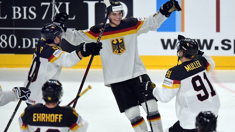 Neu-Nationalspieler Frederik Tiffels (m.) trifft für die deutsche Mannschaft zum Einzug ins Viertelfinale.