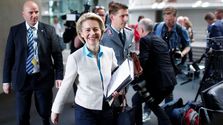 Ursula von der Leyen auf dem Weg in die Sitzung des Verteidigungsausschusses