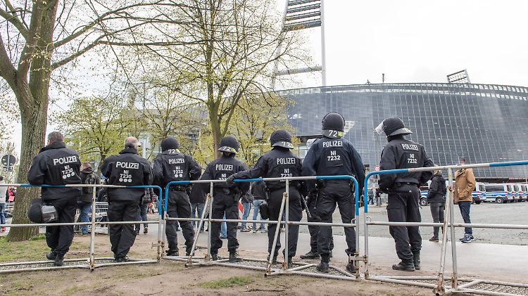 Im Bremer Weserstadion findet einmal im Jahr das Nordderby gegen den Hamburger SV statt - immer ein Hochrisikospiel, das den Einsatz vieler Polizisten erfordert.