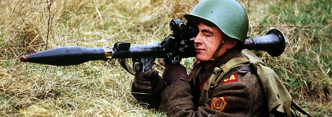 Ein Soldat Roten Armee mit einer Panzerfaust sowjetischer Bauart im Jahr 1979 bei einer Übung.