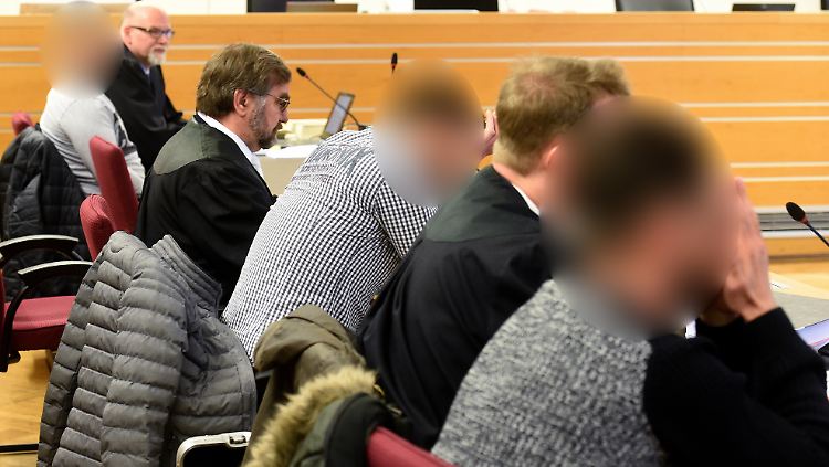 Die fünf Männer und eine Frau erhielten Bewährungsstrafen unter anderem wegen Körperverletzung und Landfriedensbruchs.