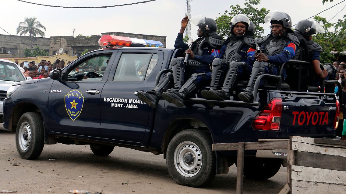 Kongolesische Sicherheitskräfte patrouillieren im Stadtgebiet von Kinshasa.
