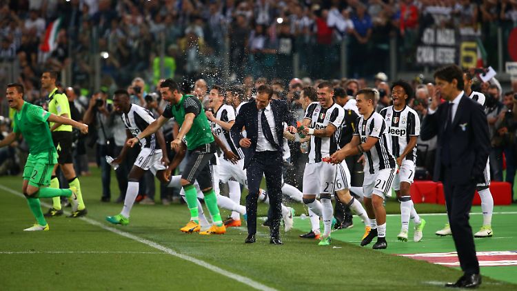 Juve-Trainer Massimiliano Allegri war nach dem Abpfiff ein beliebtes Ziel für Spritzattacken jeglicher Art.