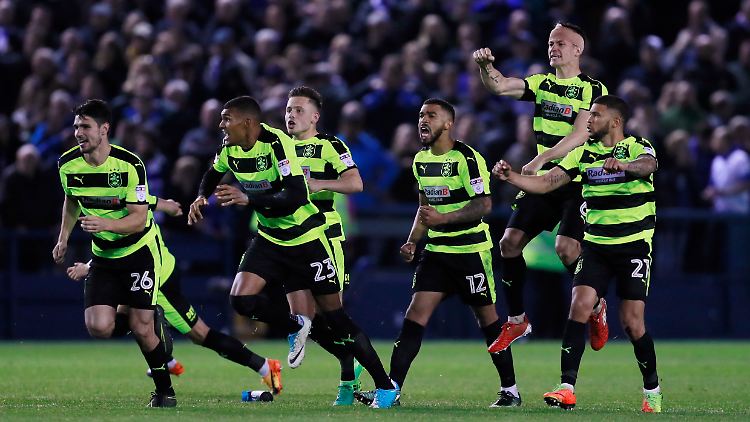 Moment der Entscheidung: Huddersfield Town gewinnt das Elfmeterschießen.