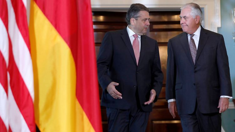 Es ist bereits das zweite Treffen der Außenminister Tillerson (r.) und Gabriel.