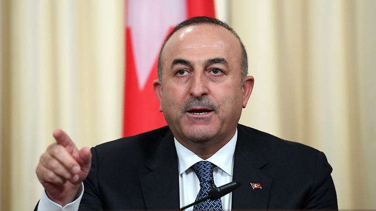 Für den türkischen Außenminister ist klar: Die Schuld am Türkei-Konflikt liegt bei den deutschen Politikern.