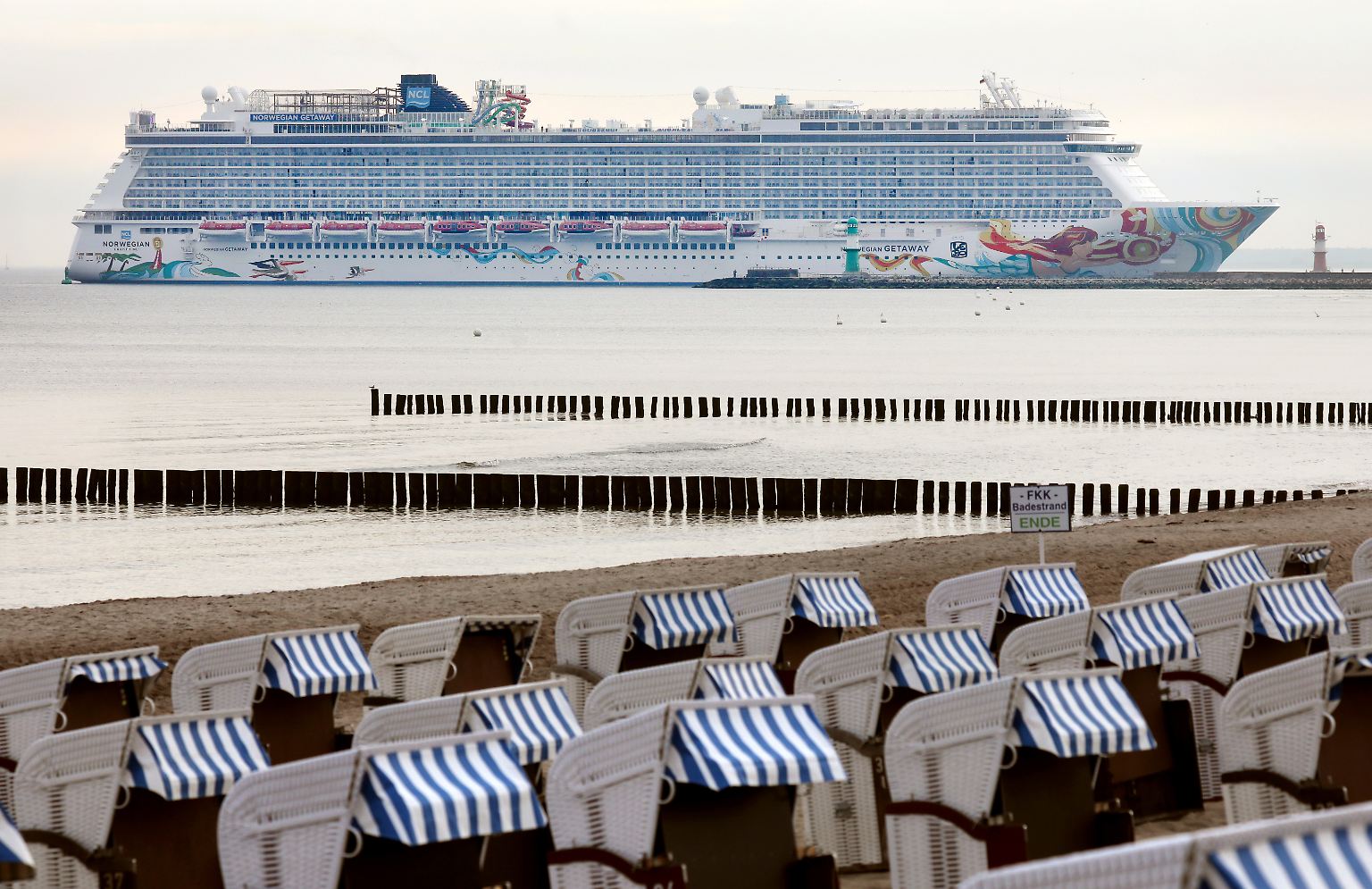 Die "Norwegian Getaway" gleitet am Strand von Warnemünde entlang und legt an dem deutschen Ostseehafen auch das erste Mal an. 
