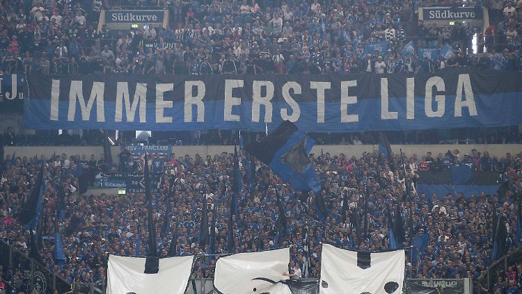 Neulich in Gelsenkirchen: Fans des HSV, optimistisch.