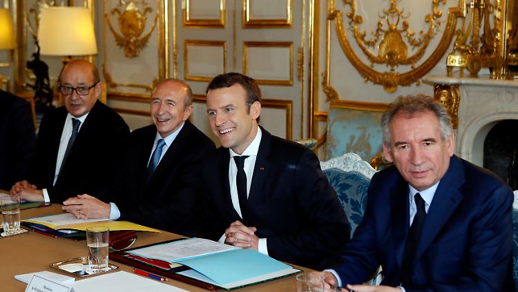 Die erste Kabinettssitzung: Emmanuel Macron mit Justizminister Francois Bayrou (r.), Innenminister Gerard Collomb (2. v.l.) und Außen- und Europaminister Jean-Yves Le Drian.