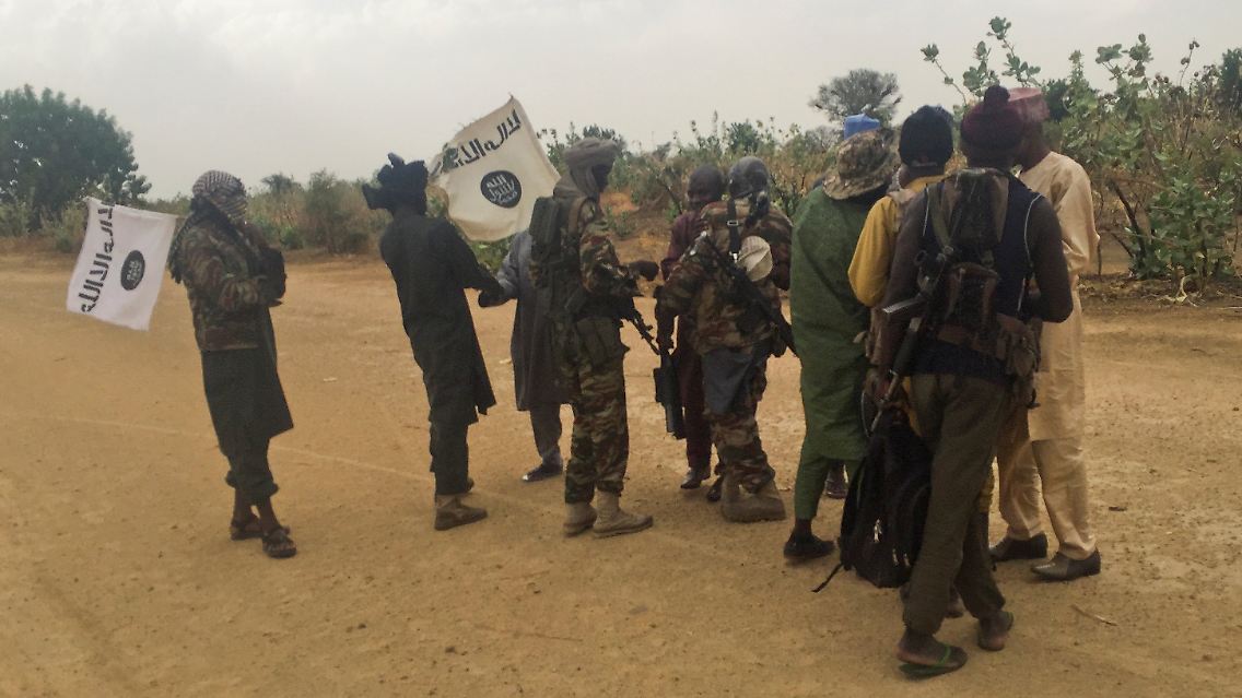 Boko-Haram-Terroristen begrüßen ihre Kameraden, nachdem diese in einem Gefangenenaustausch gegen 82 Schulmädchen freigekommen sind.