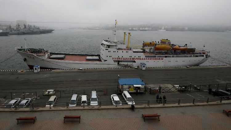 Das Schiff bietet insgesamt Platz für knapp 200 Passagiere, transportiert aber auch Waren.