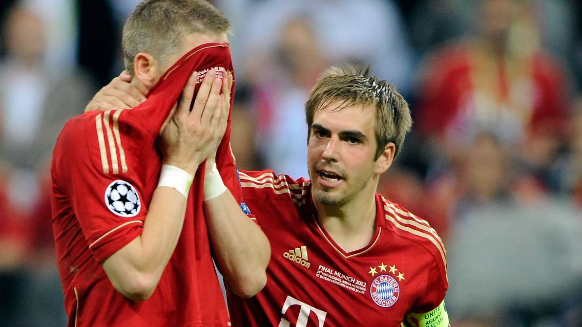 Kapitän durch und durch: Nach dem verlorenen Champions-League-Finale 2012 tröstet er seinen Kumpel und Mitspieler Bastian Schweinsteiger. Der hatte den entscheidenden Elfmeter beim "Finale Dahoam" gegen den FC Chelsea versemmelt.