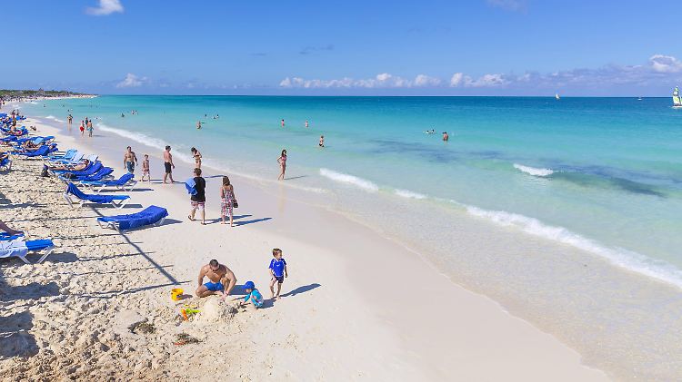 Am Strand der Insel Cayo Santa Maria, Kuba.