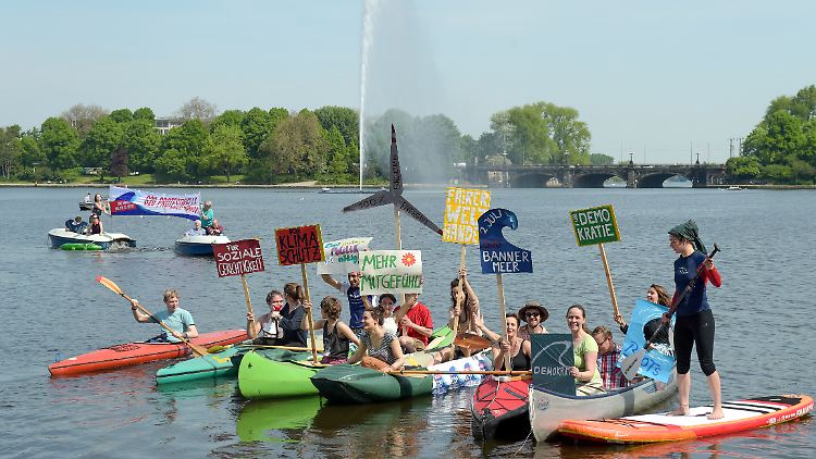 Noch ist es eher ein Protestwellchen als der geplante Tsunami: die Aktivisten auf der Binnenalster.