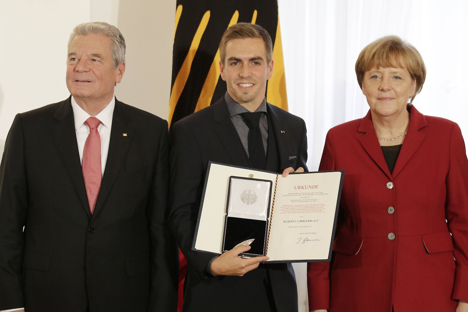 "Im Grunde kann jeder den Weg einschlagen, man muss nur gut Fußball spielen. Das reicht zum Überleben." - Philipp Lahm wird dreimal mit dem Silbernen Lorbeerblatt, der höchsten verliehenen sportlichen Auszeichnung Deutschlands, geehrt.