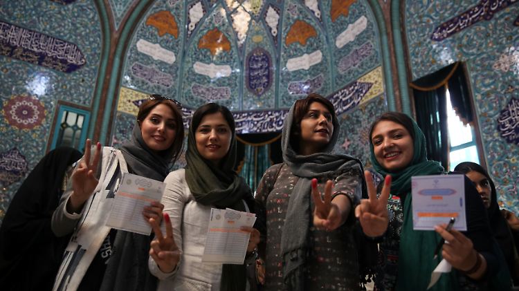 Wer gewählt hat, muss seinen Finger markieren lassen - wie diese Wählerinnen in Teheran.