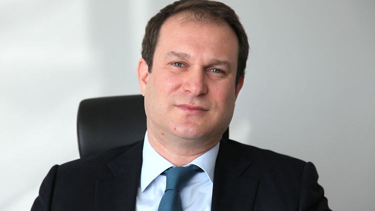 Akbay erlangte in Deutschland Bekanntheit, weil er die "Frankfurter Rundschau" kaufen wollte.