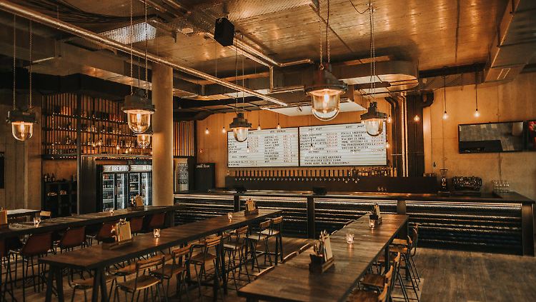 Rustikaler Industriecharme in Berlin: Brewdog bietet über 30 Biere in hipper Location.