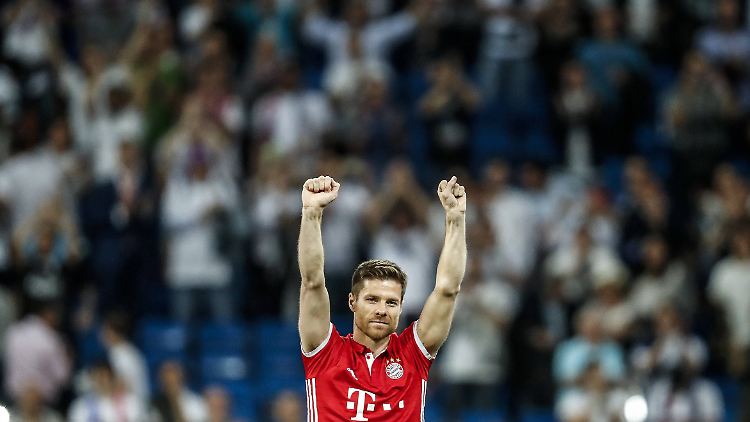 Ein Moment zum Niederknien: Das Bernabeu verneigt sich vor Xabi Alonso.