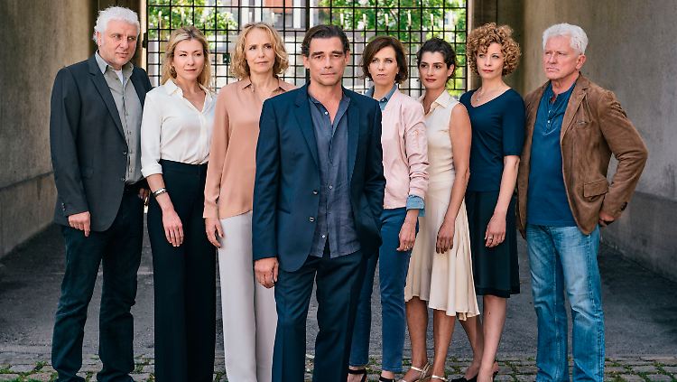 Thomas Jacobi (Martin Feifel, Mitte): Gruppenfoto mit allen (???) seinen Frauen und den Ermittlern.