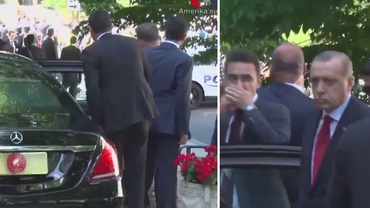 Auf dem Video ist zu sehen, wie Erdogan nach den Zusammenstößen aus dem Wagen steigt. 