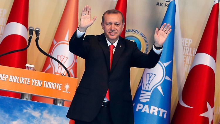 2014 musste Erdogan seinen AKP-Vorsitz abgeben, um Präsident werden zu können. Durch seine Verfassungsreform darf er jetzt beide Ämter haben.