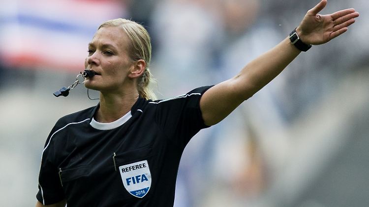 Seit fast zehn Jahren pfeift Bibiana Steinhaus bereits Zweitliga-Spiele bei den Männern.