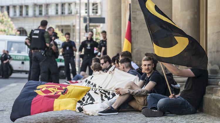 Etwa 50 Unterstützer der rechten "Identitären Bewegung" demonstrierten unangemeldet.