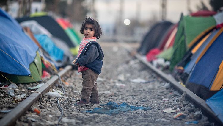 Tausende Angehörige, darunter viele Frauen und Kinder, müssen in Griechenland unter schwierigen Umständen ausharren.