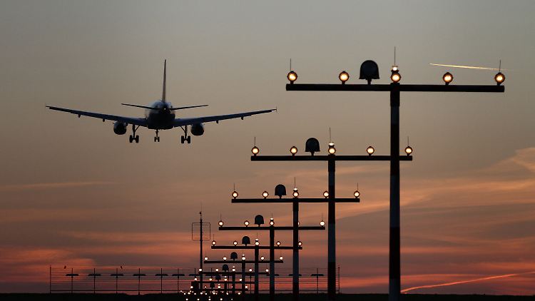 Das Flugzeugteil ist zum Glück auf unbebautem Gebiet abgestürzt.