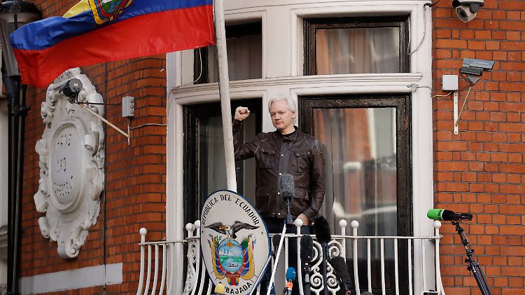 Assange posiert auf dem Balkon der Botschaft Ecuadors.