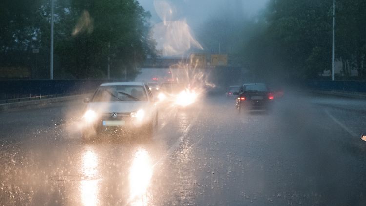 Auf den Straßen in Norddeutschland war durch das Unwetter Vorsicht geboten.