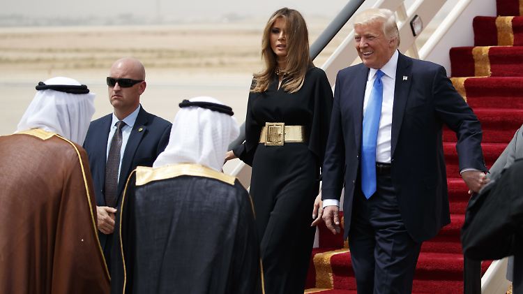 Melania steigt mit offenen Haaren aus dem Flugzeug. Saudische Frauen müssen in der Öffentlichkeit ihre Haare verbergen.