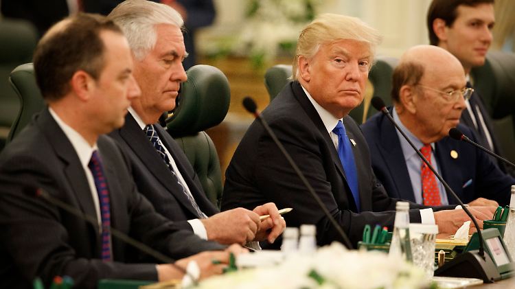 Trump nimmt gerade eine Auszeit von den heimischen Katastrophen: Er ist auf einer achttägigen Auslandsreise. Auftakt war am Samstag Saudi-Arabien.