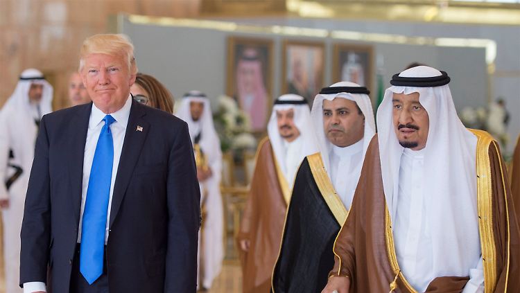 Der saudische König Salman (r.) empfängt US-Präsident Trump in Riad.