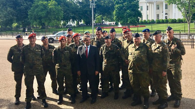 Dass Außenminister Sigmar Gabriel mit Bundeswehrsoldaten vor dem Weißen Haus steht, ist nur dem Zufall geschuldet.