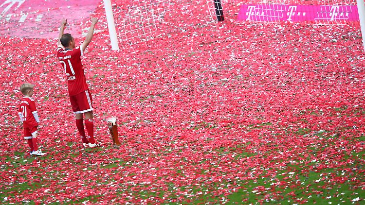 Philipp Lahm verabschiedet sich mit seinem Sohn von den Fans des FC Bayern.