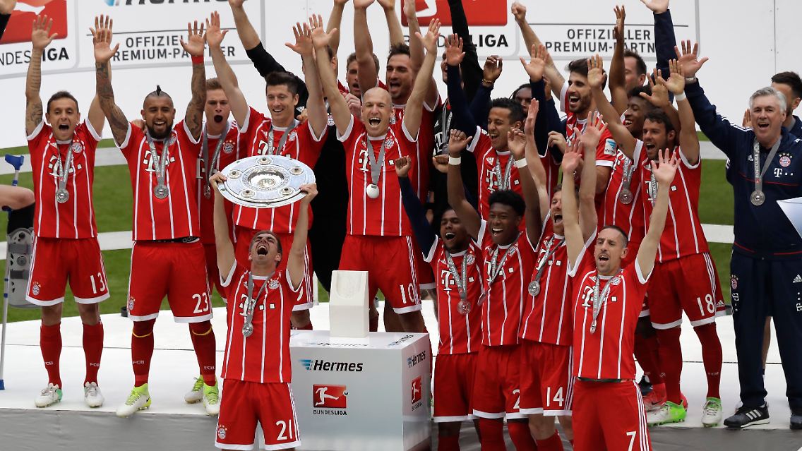 Weltmeister-Kapitän Lahm reckte dort im rot-silbernen Konfettiregen die elf Kilogramm schwere Schale für das 27. Championat des FC Bayern in die Höhe.