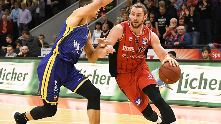 Der knapp zwei Meter große Marco Völler (r.) spielt seit 2016 in Gießen.