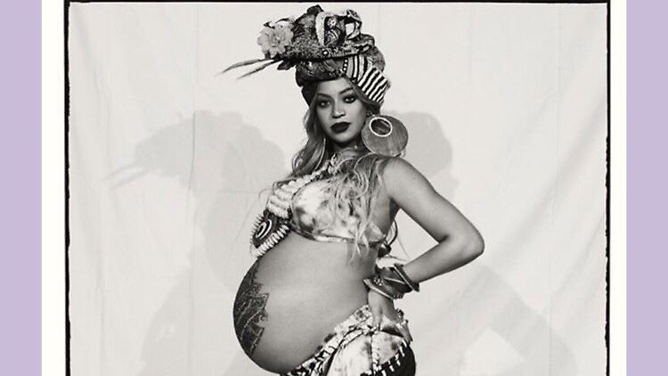 Afrikanisches Outfit und ein kugelrunder Bauch - so erschien Beyoncé zu ihrer Babyparty.