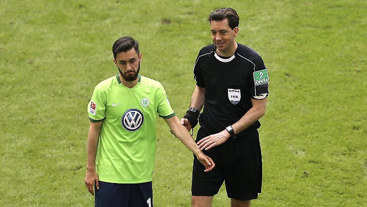 Auch wenn die Entscheidungen dem VfL Wolfsburg nicht imer gefallen: Der Unparteiische Gräfe macht in einem heiklen Spiel alles richtig.